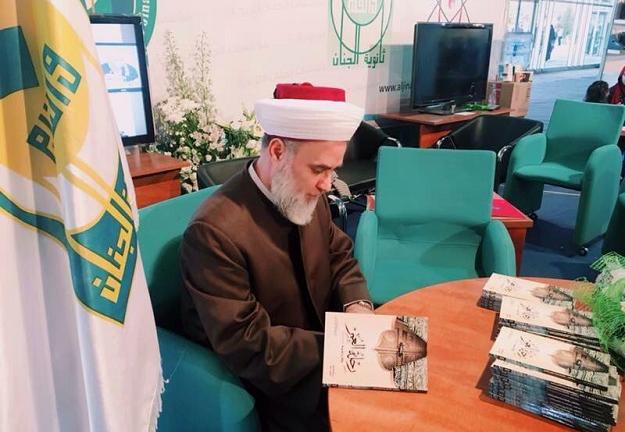 الشيخ الدكتور علي الشيخ يوقع "رحلة العمر" في جناح الجنان