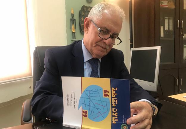 النادري يوقع لأساتذة وموظفي الجنان في صيدا