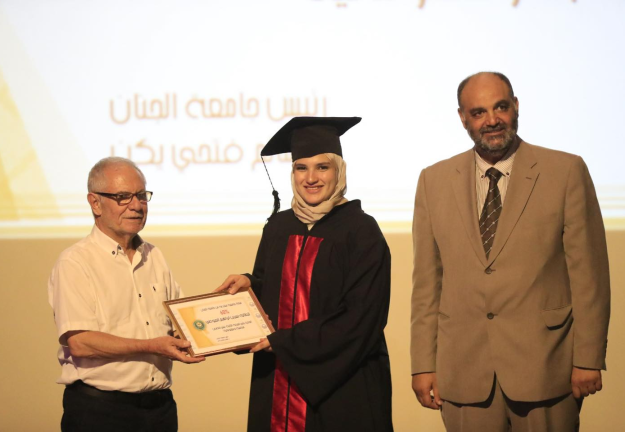 الجنان توزع منحاً جامعية على الطلاب المتفوقين من مركز الرحمة لخدمة المجتمع