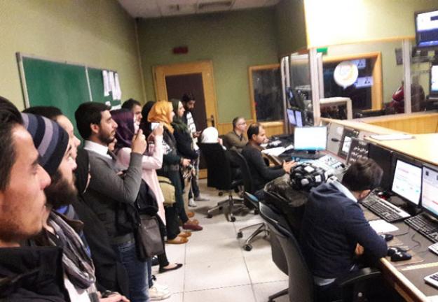 طلاب من كلية الإعلام في قناة القدس