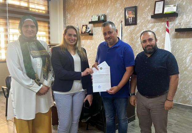 الجنان تتابع توزيع المنح على المتفوقين في الجنوب