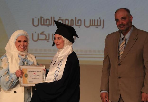 الجنان صيدا تقدّم منحًا جامعيّة للمتفوّقات في حفل تخرّج مركز الرحمة