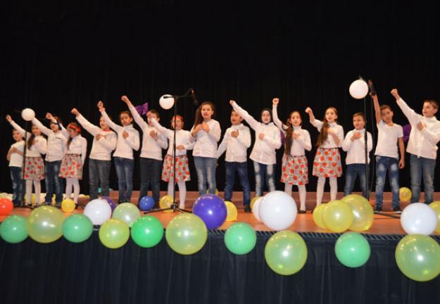 معاً لادخال الفرحة في قلوبهم