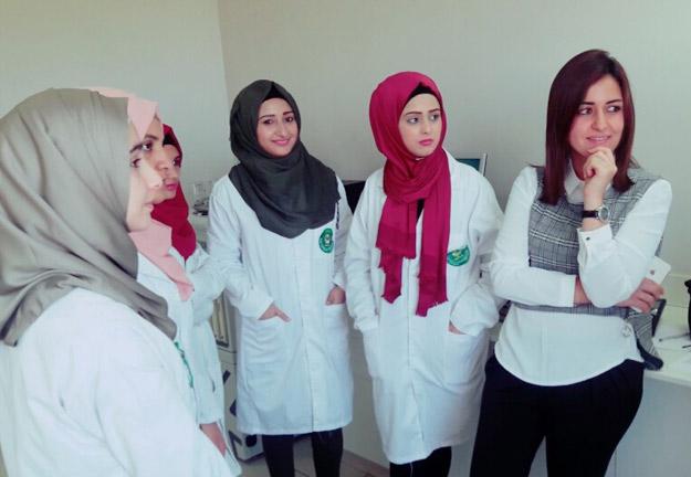 طلاب التحاليل المخبرية في المعهد الوطني لزراعة الأنسجة