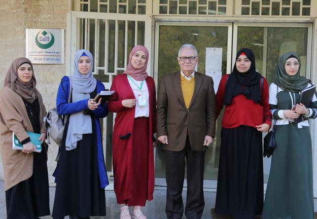 صلة تقدم منحاً جامعية لطالبات من جامعة الجنان