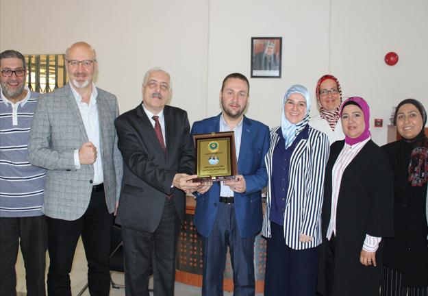 درع تقديريّ من إداريي الجامعة لرئيس مجلس أمنائها وعقيلته