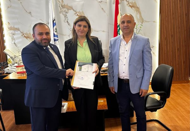 الجنان تقدّم منحاً دراسية لمحافظ النبطية