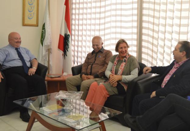 رئيس الجامعة يستقبل وفدا من الصليب الأحمر الدولي