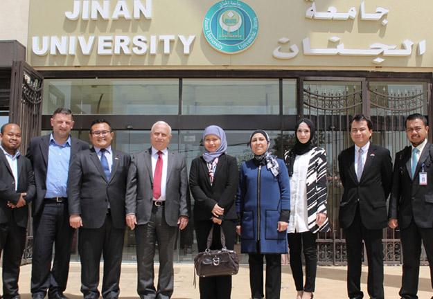 وفد من السفارة الأندونيسية في جامعة الجنان