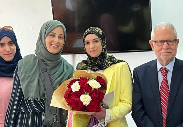 قسم الدراسات الإسلامية يحتفل بالموظفة لين الميسي لارتدائها الحجاب