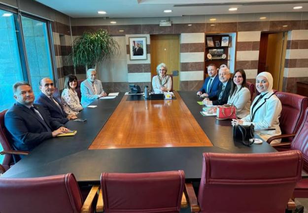 وزيرة التربية والتعليم العالي تستقبل رئيس مجلس الأمناء على رأس وفدٍ من جامعة الجنان