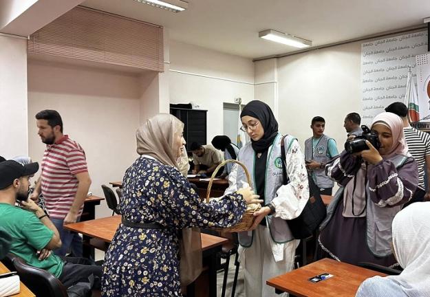 توزيع حلوى لمناسبة ذكرى المولد