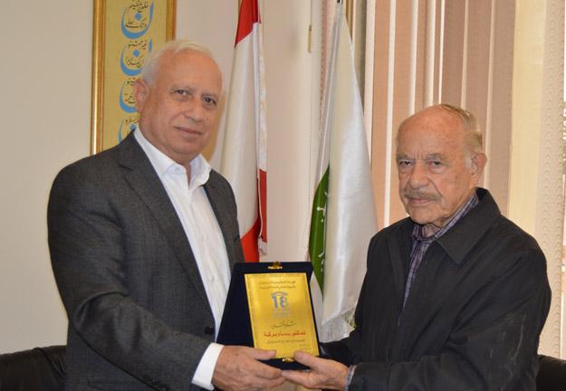 رئيس الجامعة يتسلم درعاً تقديرياًًً في اليوم العالمي للغة العربية