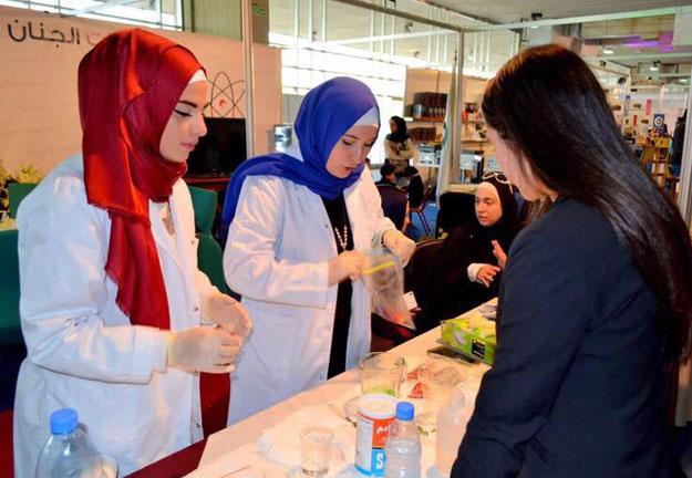 كلية العلوم تجري تجارب كيميائية وحيوية في جناح الجامعة في معرض الكتاب بطرابلس