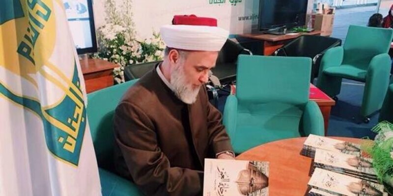 الشيخ الدكتور علي الشيخ يوقع "رحلة العمر" في جناح الجنان