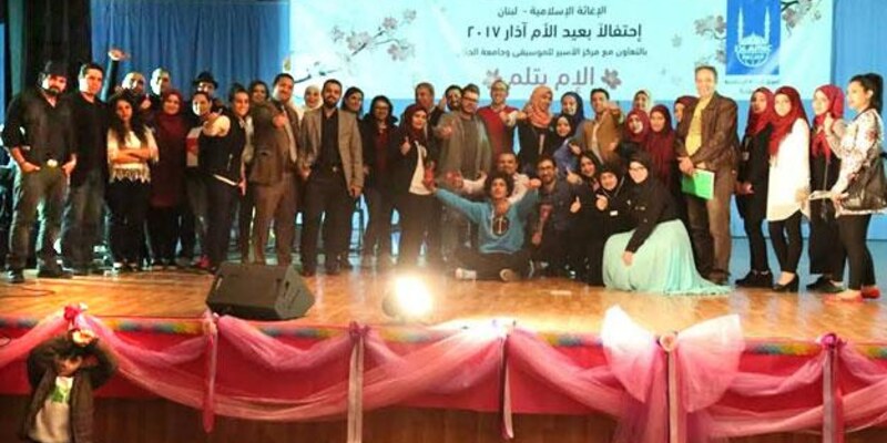 الأم بتلم