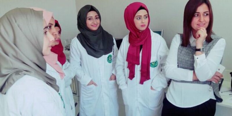 طلاب التحاليل المخبرية في المعهد الوطني لزراعة الأنسجة