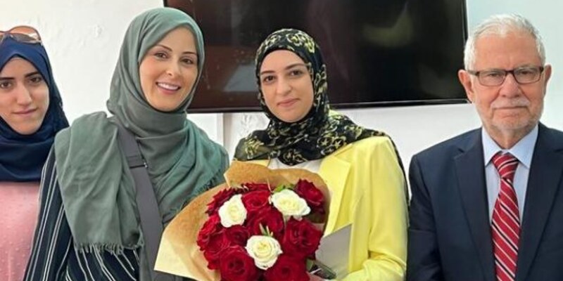 قسم الدراسات الإسلامية يحتفل بالموظفة لين الميسي لارتدائها الحجاب