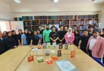 طلّاب بهاء الدين الحريريّ يُقدّمون كتباً لمكتبة الجنان – صيدا