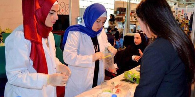 كلية العلوم تجري تجارب كيميائية وحيوية في جناح الجامعة في معرض الكتاب بطرابلس